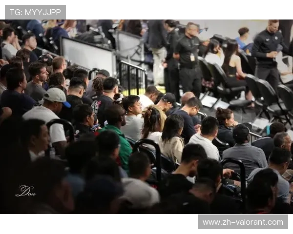 球迷高呼“支付她们”口号,全明星赛变维权现场 球迷高呼“支付她们”口号,全明星赛变维权现场